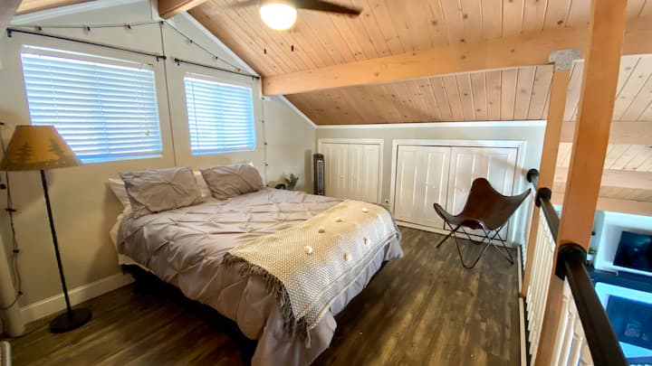 3号开放式阁楼卧室，可俯瞰客厅。 