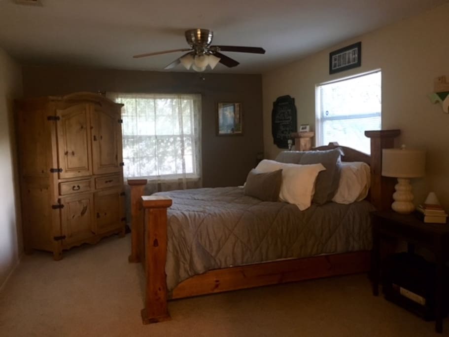 Master Bedroom (1/2)