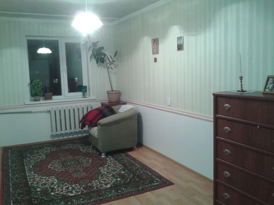 фото сделано поздно вечером, поэтому окна темные. Днем тут солнечно.