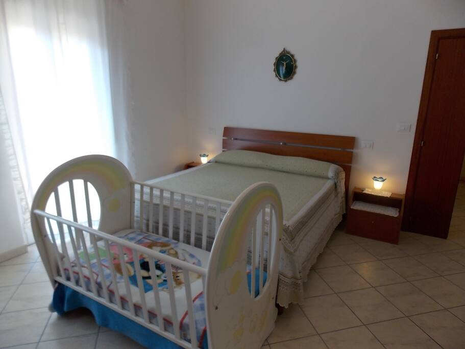 camera da letto matrimoniale + letto + lettino