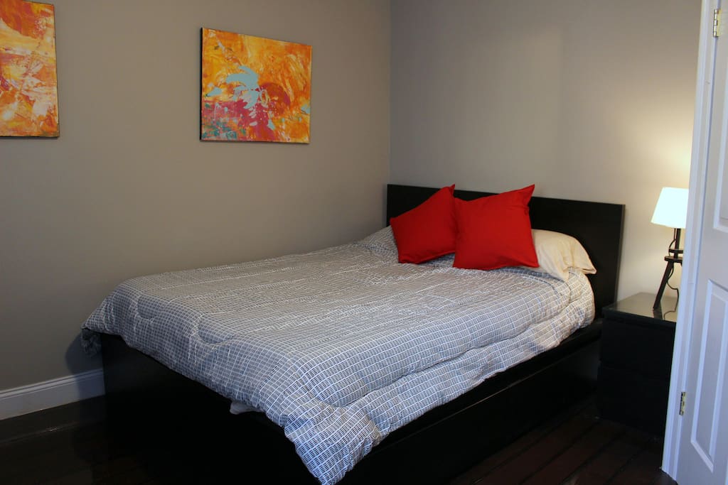 Queen Bed Comfortable Sheets and Pillows