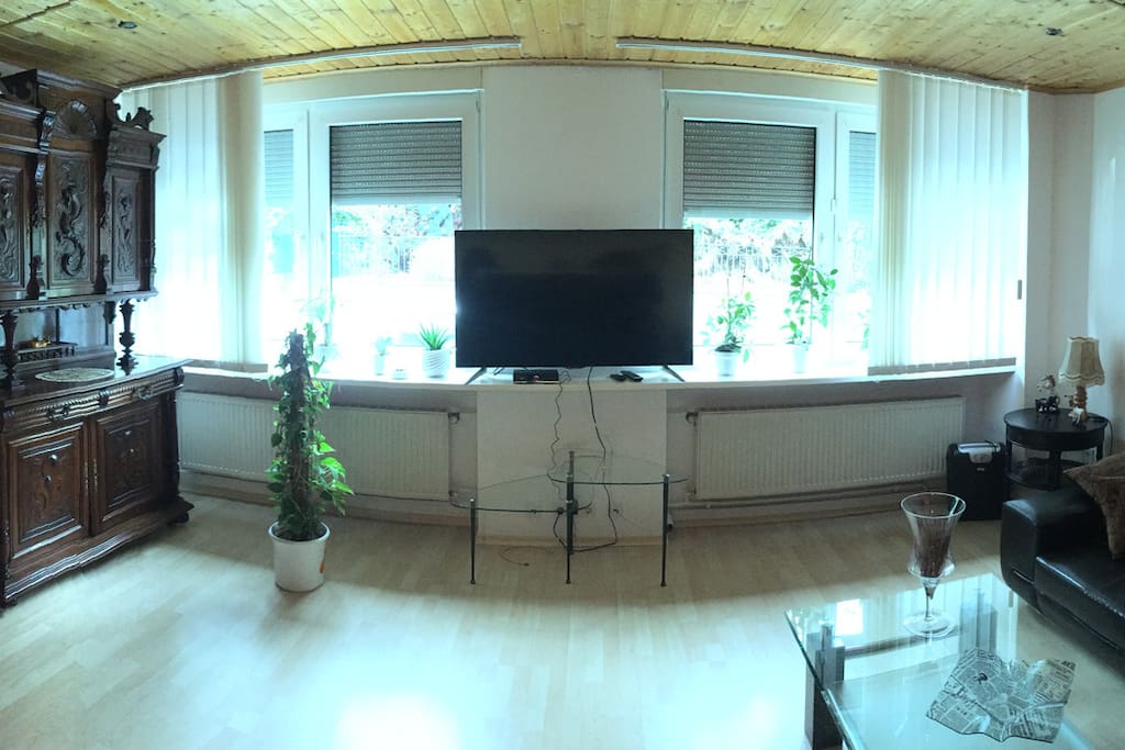 Flatscreen TV 62" mit Internet TV
