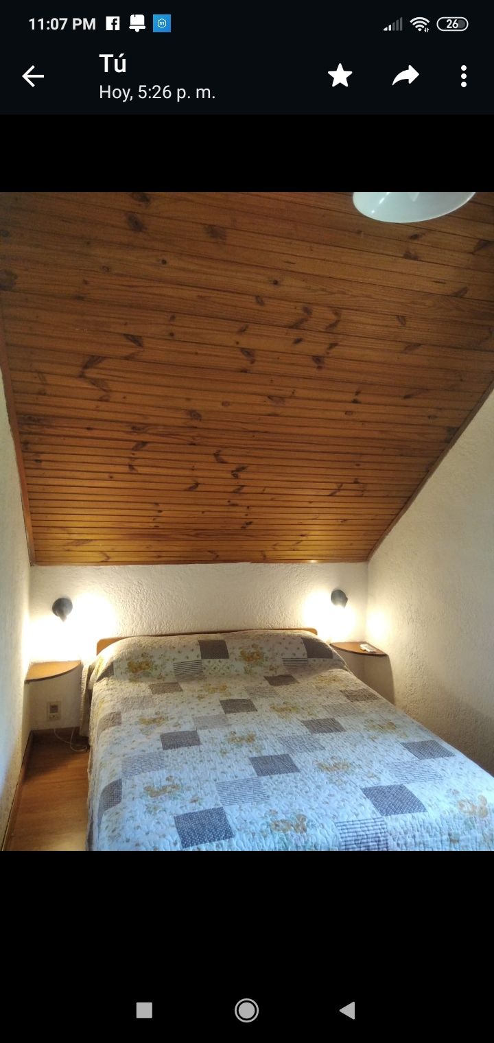 غرفة نوم بسرير مزدوج وحمام في جناح ومساحاتكبيرة.