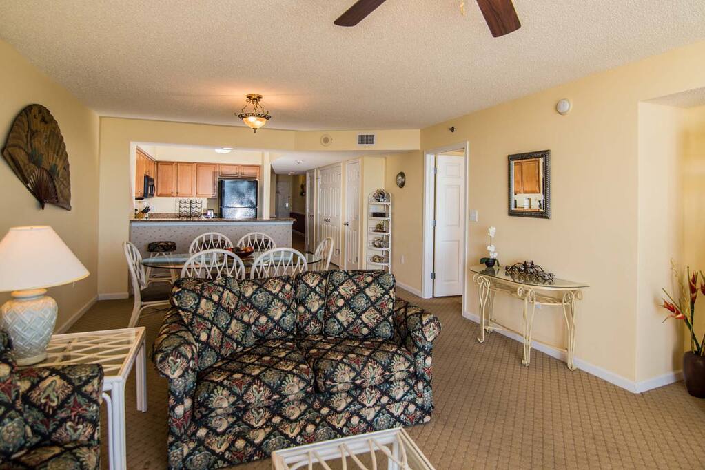 Bedroom,Indoors,Room,Lamp,Dining Room