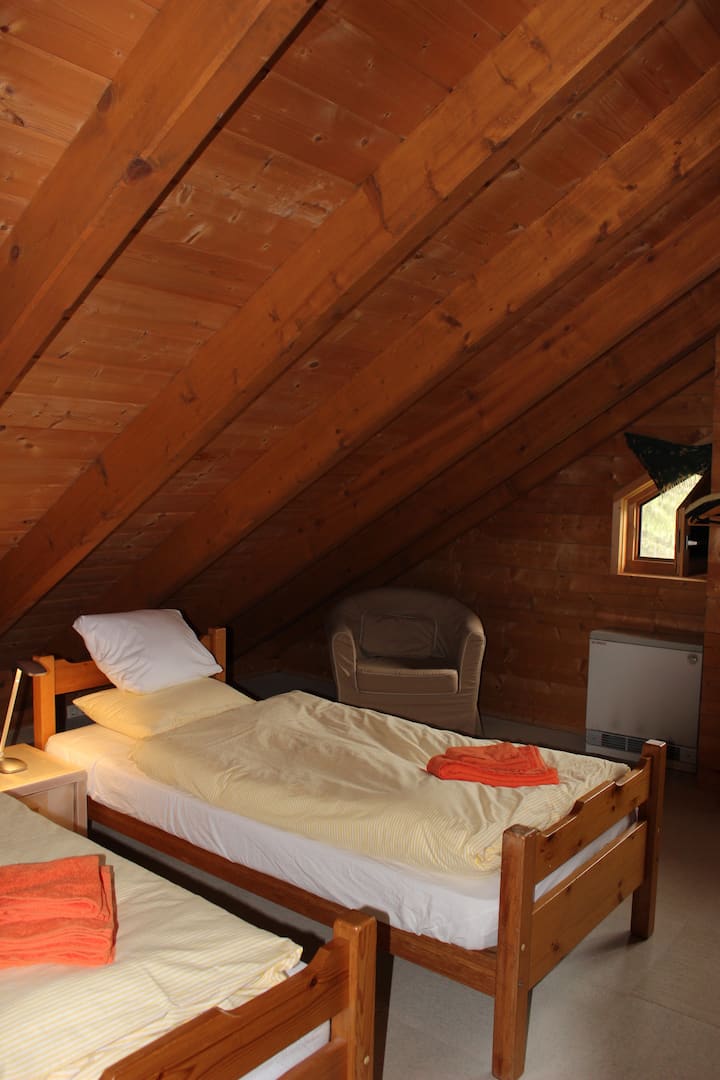 1er piso Dormitorio 2 con una cama individual y una cama doble de aprox. 1.50 de ancho
Arriba, dormitorio 2 con 1 cama individual y una cama doble (1,50 cm).
