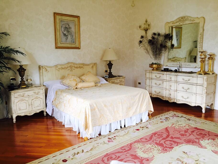 master bed room , queen size bed