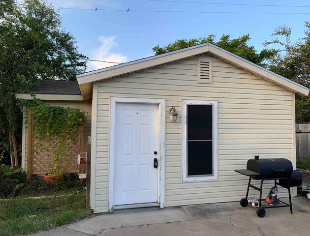 Backyard Bungalow with BBQ & firepit