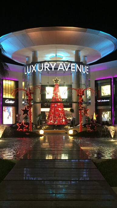 Walking distance shopping mall and restaurants