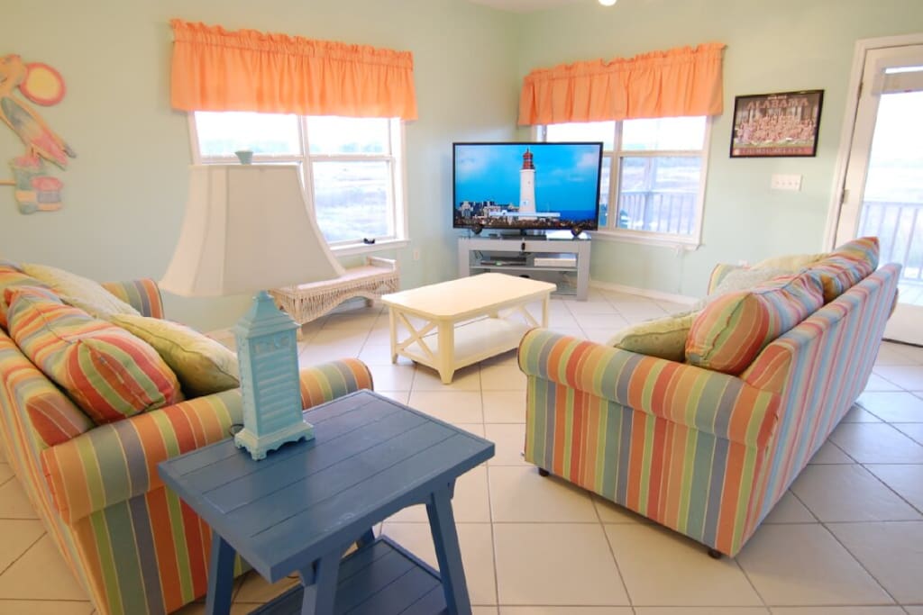 Den: 60 inch TV, Blu-ray Player, Free Netflix, View of Mobile Bay