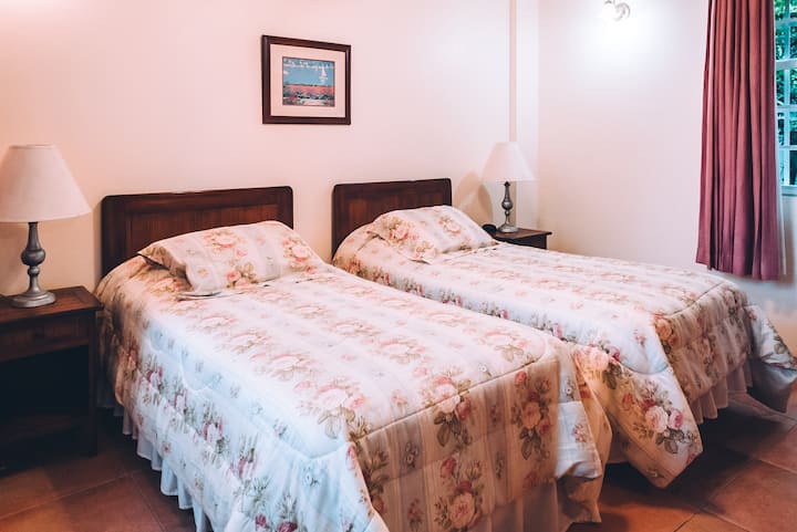 Slaapkamer beneden (toegankelijk voor gehandicapten)