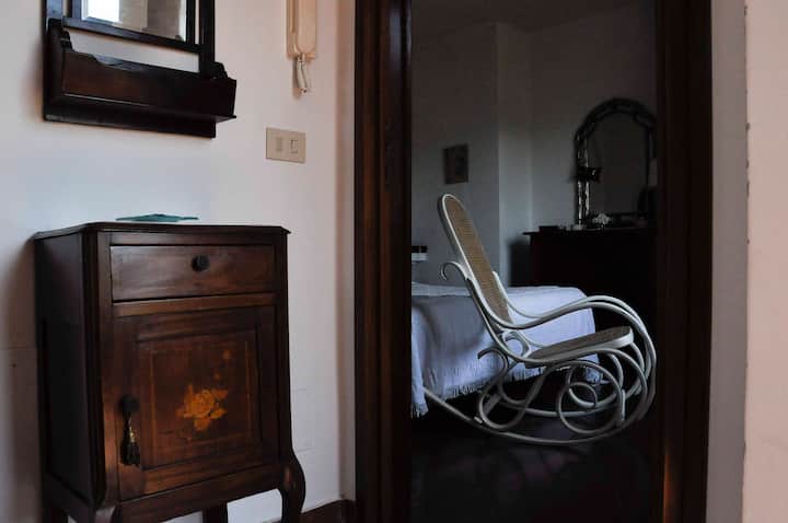 带室内楼梯的室外双人床卧室。