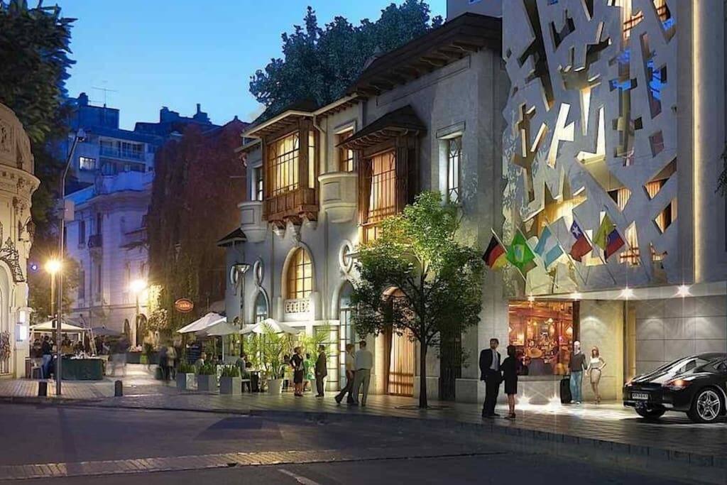 Lastarria street is 1 block from the apt. La calle Lastarria está a 1 cuadra del departamento.