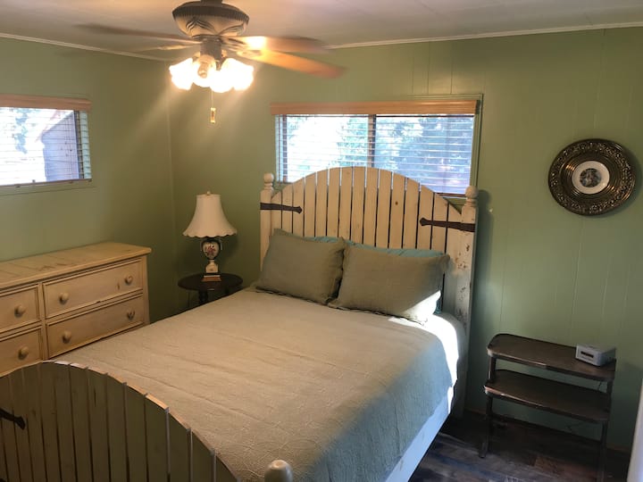 Ez a fő hálószoba, és van egy tolóajtó is, amely a hátsó teraszra nyílik.