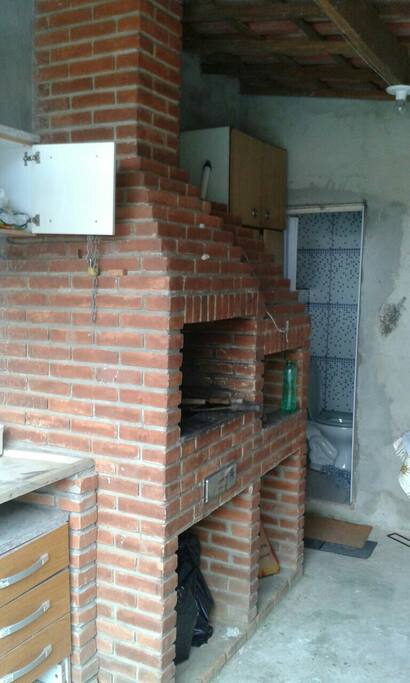 Churrasqueira e banheiro externo