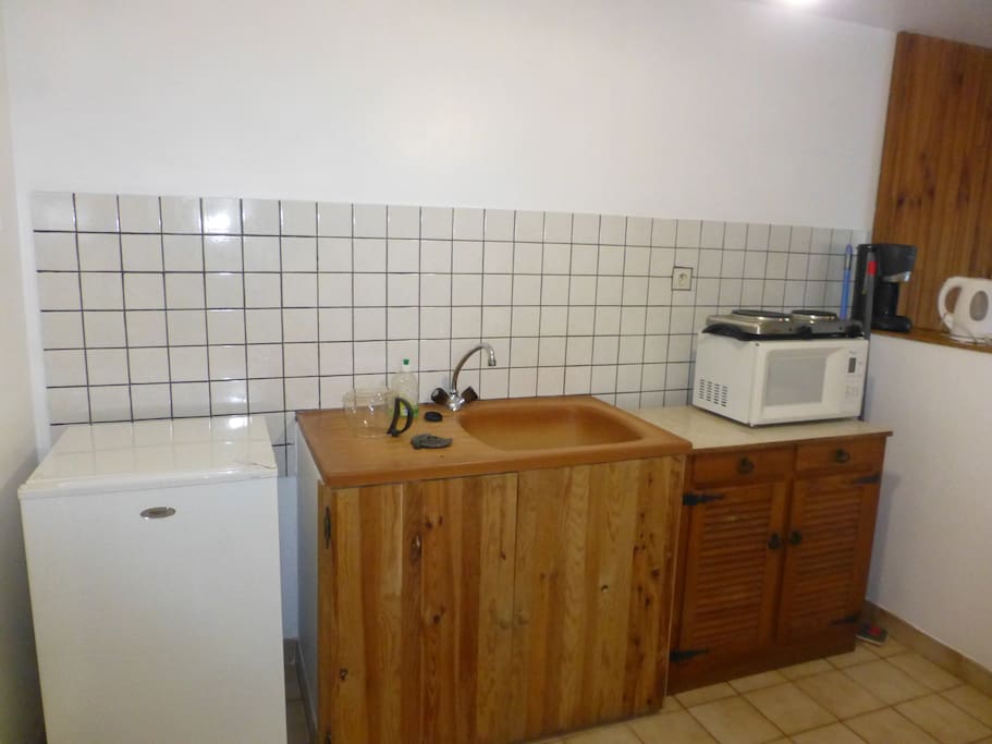 cuisine vue frigo évier meuble bas