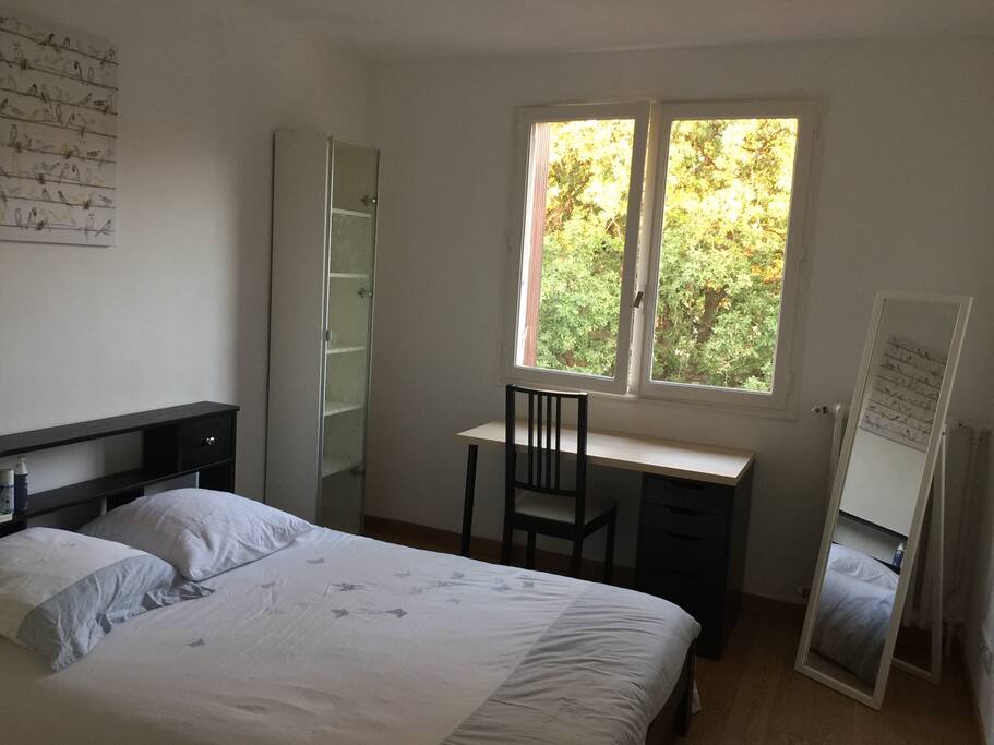 Chambre numéro 2 : lit double, penderie, armoire de rangement, bureau, glace.