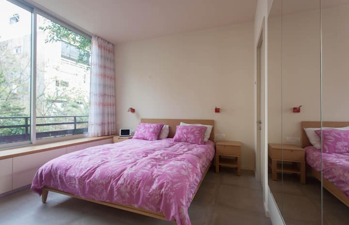 Úplne nový super kvalitný luxusný matrac a prikrývka v hlavnej spálni, ako aj veľký šatník.

Posteľ je európsky kráľ, ktorý má podobnú veľkosti ako americká kráľovná.