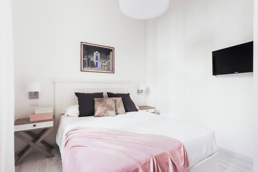 Bedroom with double bed wit LED tv/ camere da letto matrimoniale con armadio e tv LED