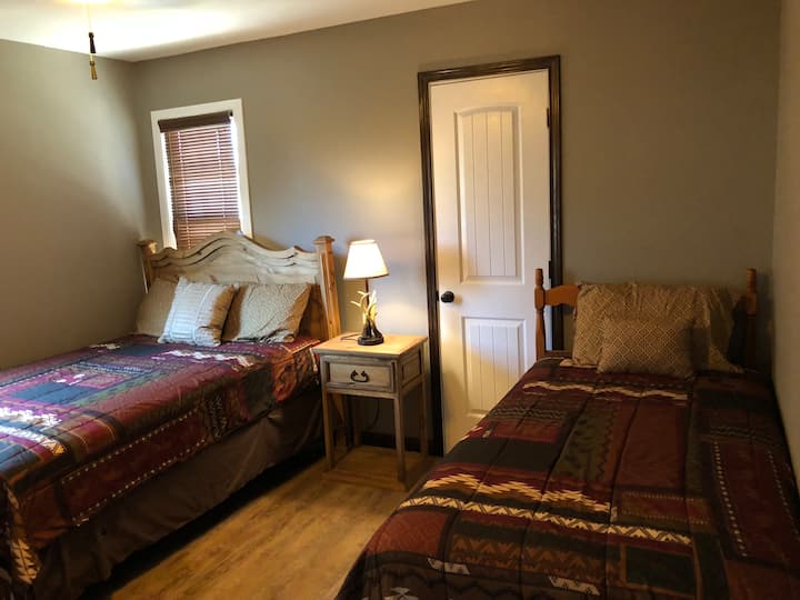 La chambre principale dispose d'un lit double et d'un grand lit. Les prises pour la recharge du téléphone se trouvent près des lits et une lampe près d'un lit pour lire un bon livre. Un placard est disponible pour les vêtements ou les valises.
