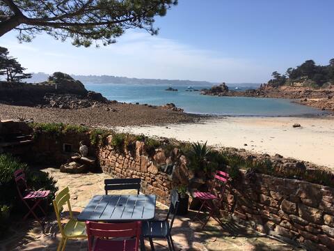 Roc'h Gwenanen, a house on the beach