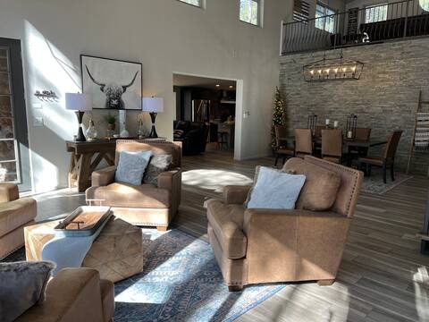 Magnificent Cabin- Elegant Kitchen/Spa/Game Room