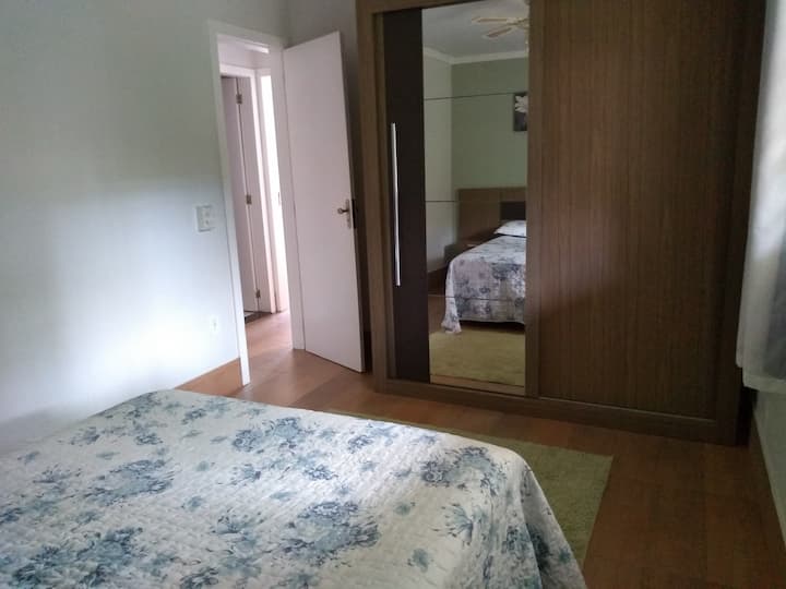 hlavný dom so spálňou s manželskou posteľou