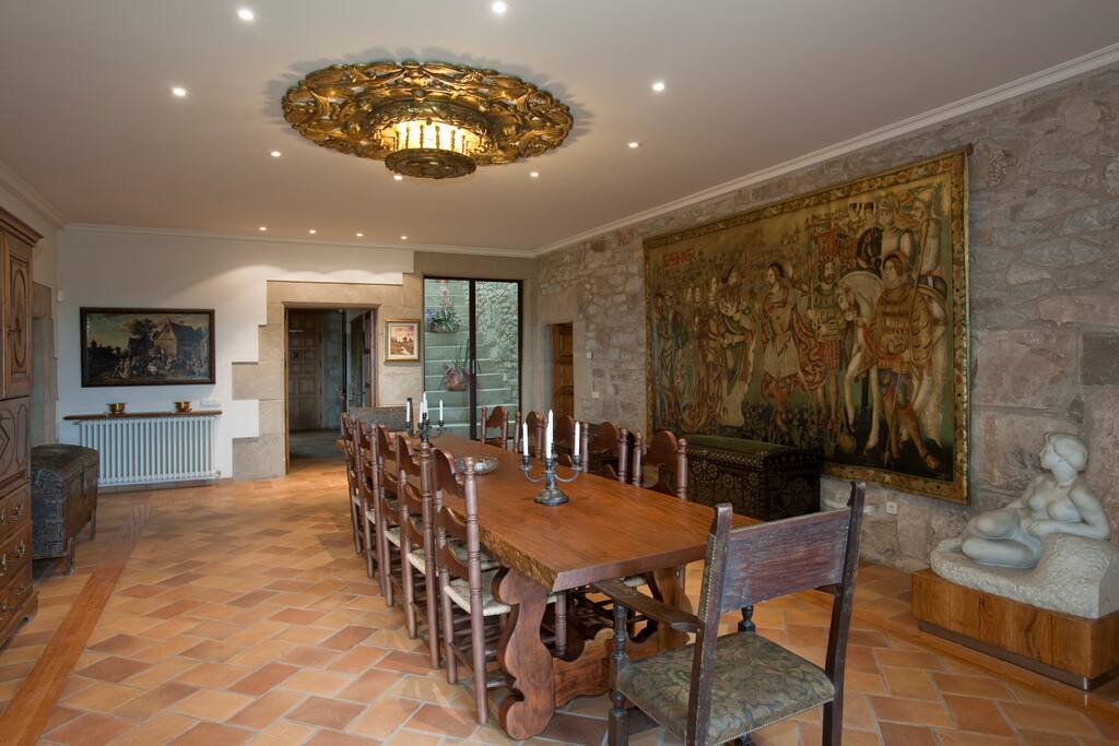 El amplio comedor para las 14 personas.