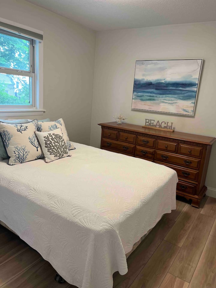 Chumba cha kulala kilicho na kitanda cha malkia,  kabati la nguo na kabati. 