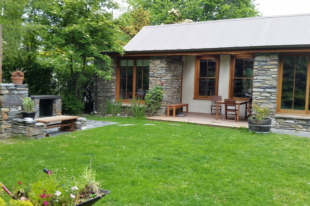 Outdoor entertaining at the Cottage