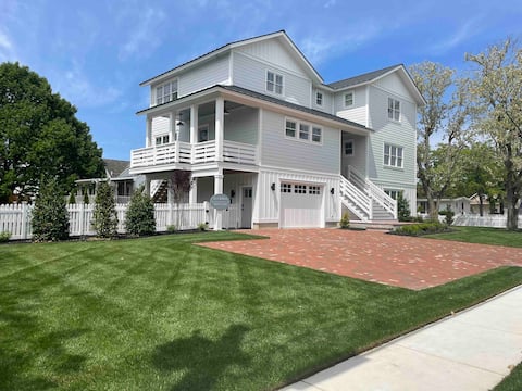 Heated Pool & Spa. Walk to the Beach. Elevator