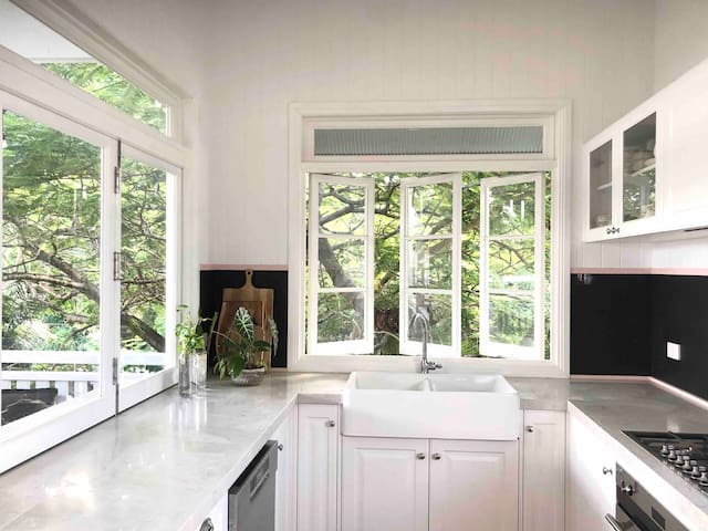 Lovely Queenslander close to city and busway