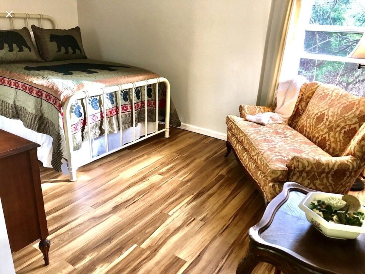 Bračni krevet u spavaćoj sobi u prizemlju. 