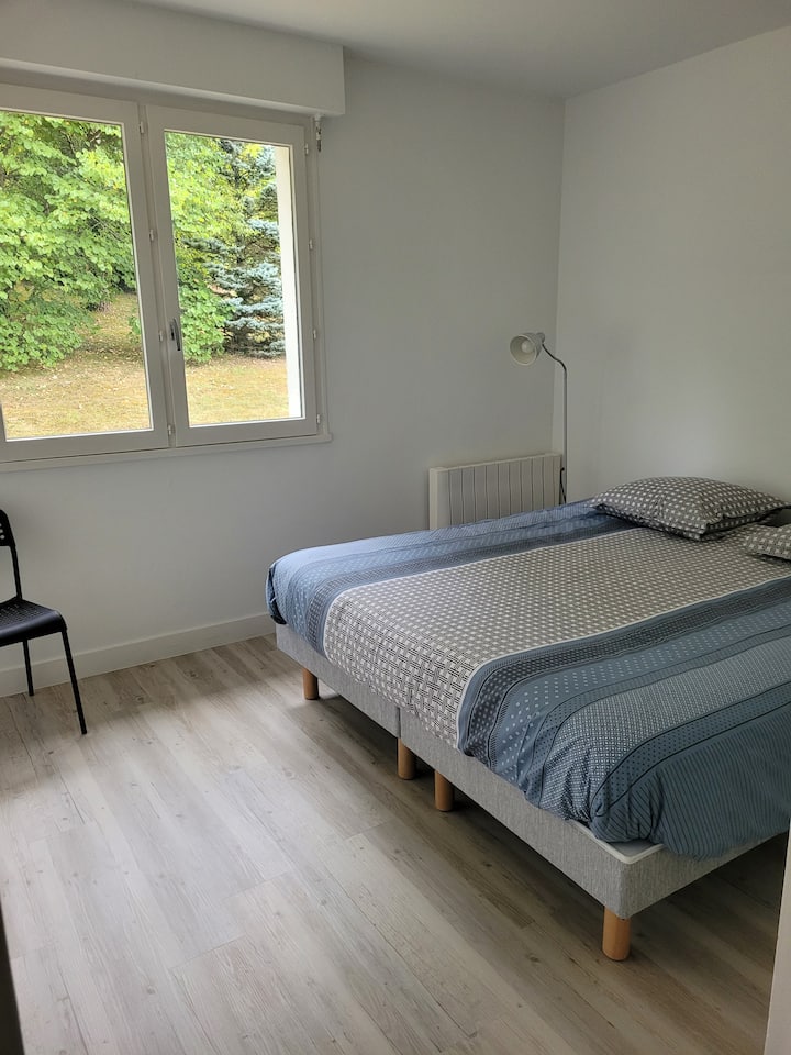 Საძინებელი სათავსო კარადით პირველ სართულზე, 1 დიდი საწოლი 180X200 ან 2 ტყუპი საწოლი 90X200 თითოეული 