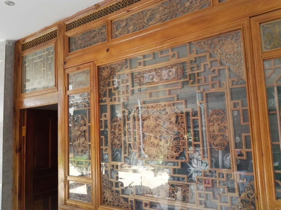 你的卧室的白族木雕墙
Bai People's Wooden Carving Wall of your room
