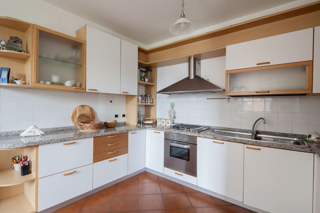 Cucina con lavastoviglie ,frigorifero ,freezer,forno a microonde, forno tradizionale , tostapane