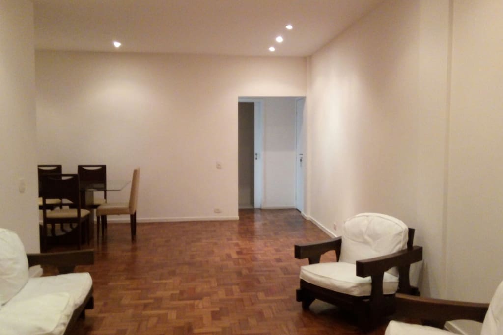 Sala ampla com sofa de 3 lugares e 2 poltronas