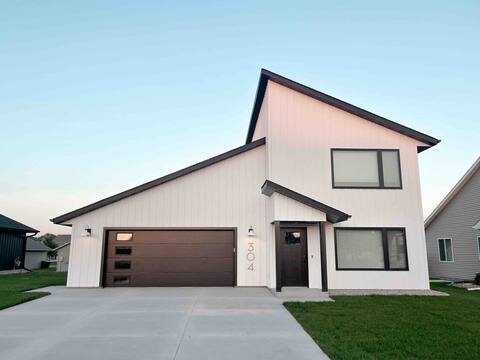 *The Cotton House* Modern, Clean, Close to MSU!