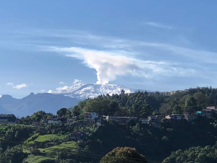 Soba „Cordillera” s pogledom na „Nevado del Ruiz” 