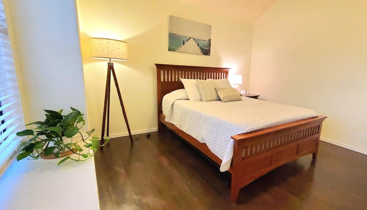 ห้องนอนใหญ่ (เตียงควีนไซส์)