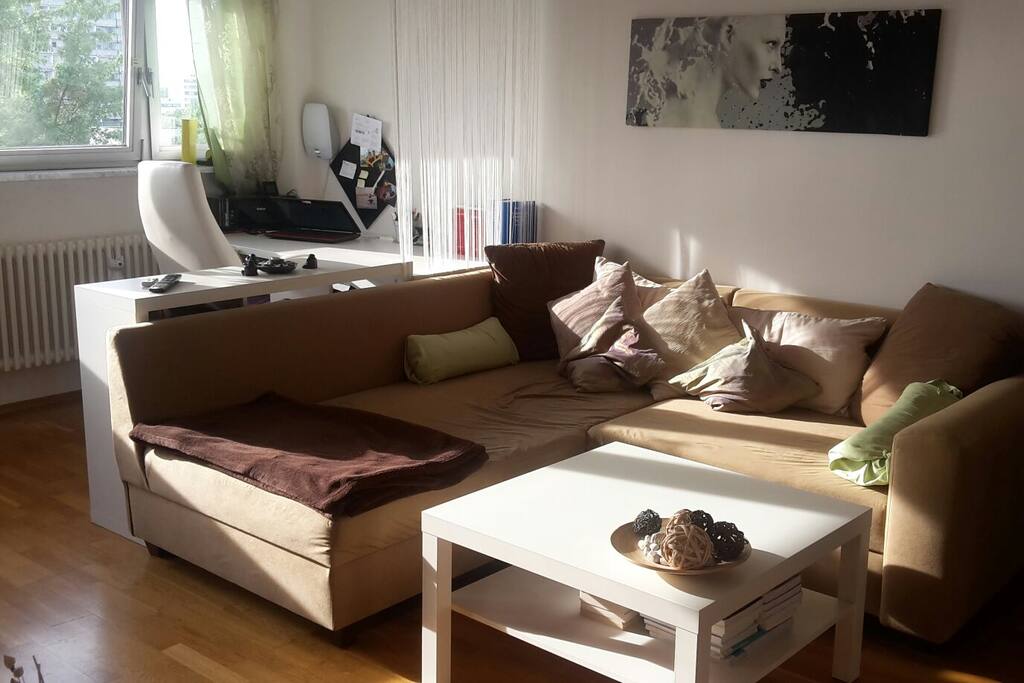 Das Wohnzimmer (Liegefläche der Couch erweiterbar auf 1,90x1,80m, somit bequem Platz für 2 Personen)