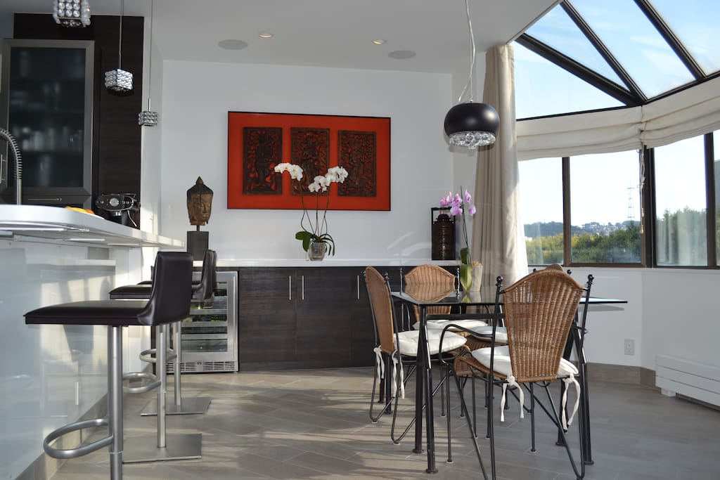 Dining rm and bar
