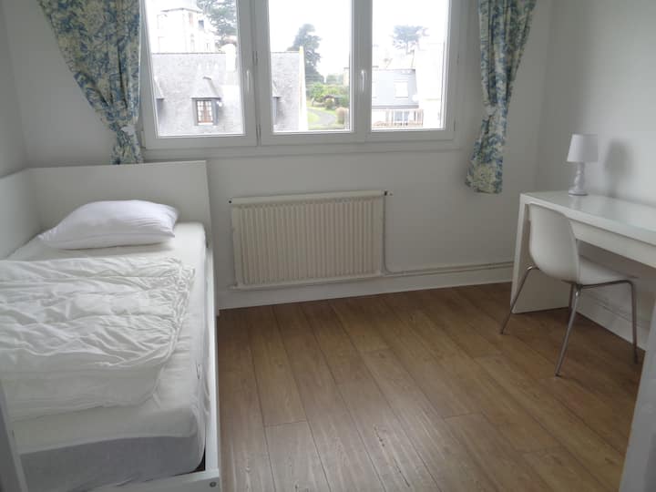 პატარა საძინებელი მაგიდით