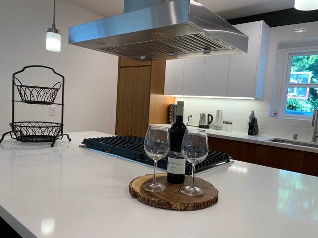 BEAUTIFUL HOUSE IN SHERMAN OAKS, NEAR ATTRACTIONS! gallery image 3