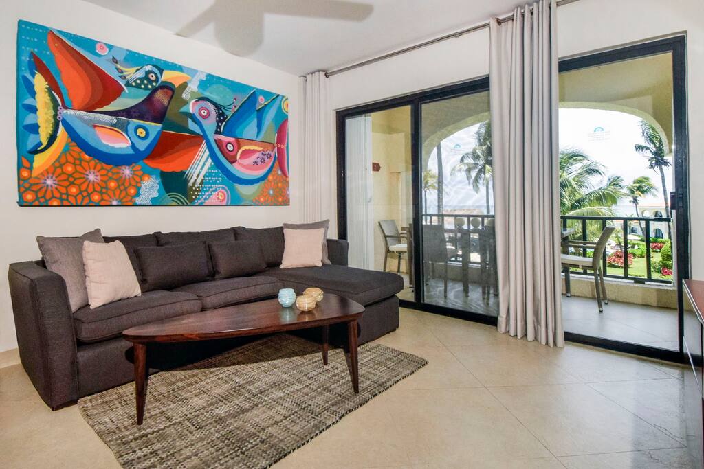 Living room area with an original piece from a local Playa artist: Senkoe