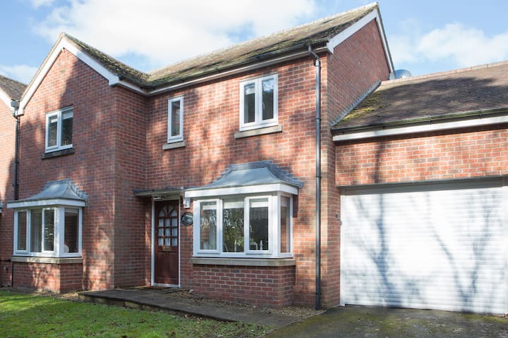 Modern house, ideal 4 exploring the Welsh borders