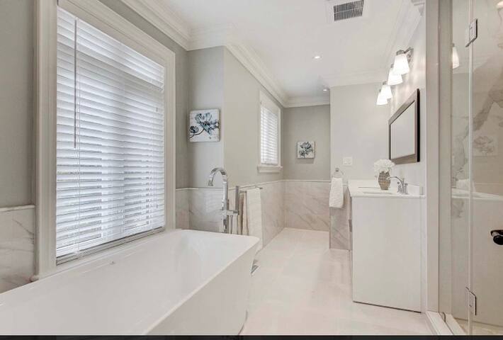 Luxe family friendly house near subway gallery image 4