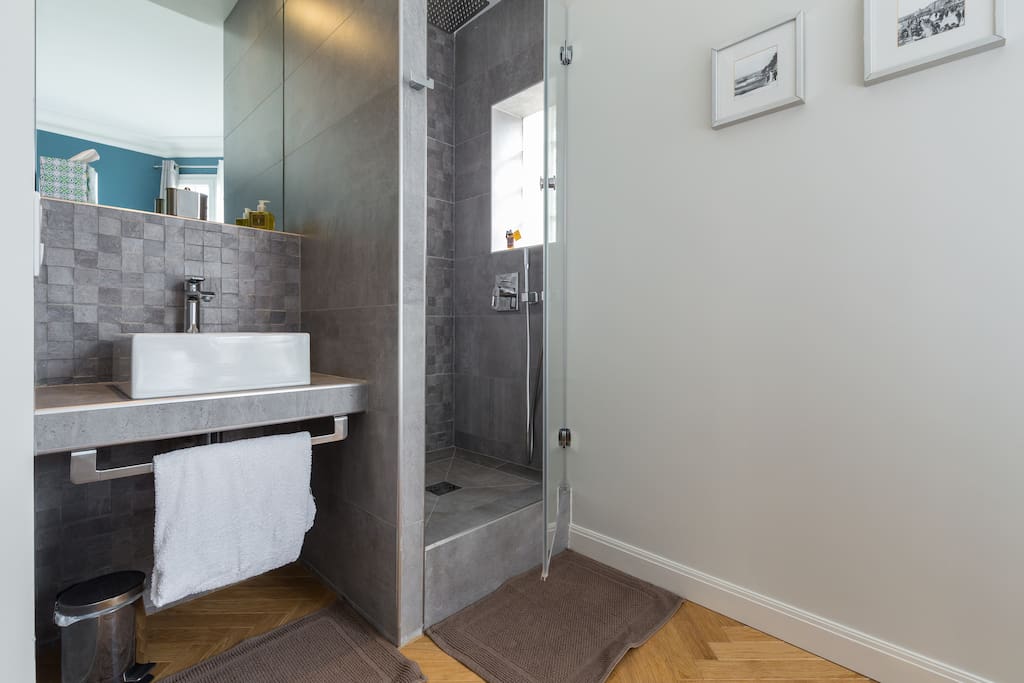 Votre coin salle d'eau dans la chambre. Your private bathroom open on the bedroom...