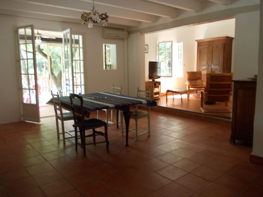 Séjour donnant sur le jardin et la piscine