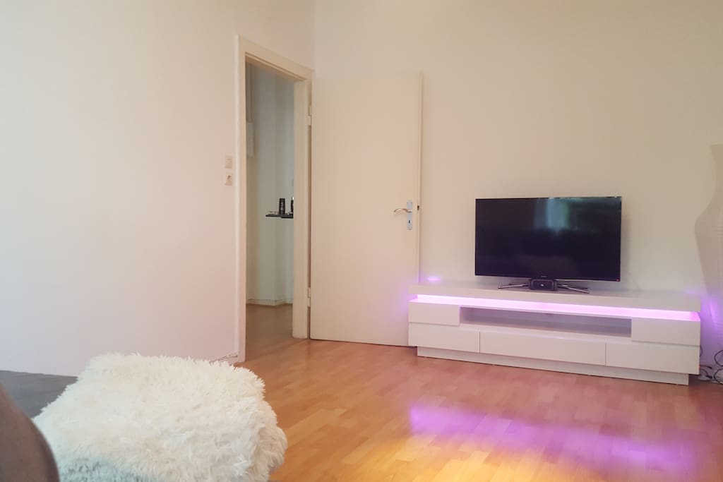 Dein Reich beinhaltet ebenfalls einen TV und moderne Beleuchtung.