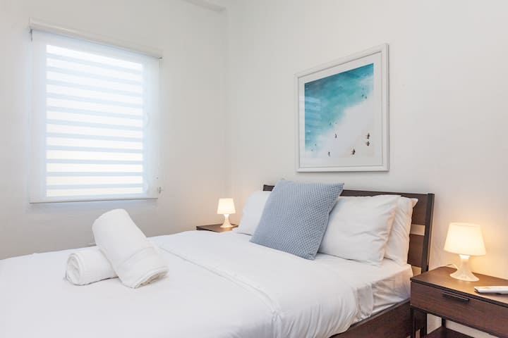 غرفة نوم مريحة ومشرقة مع مكيف هواء